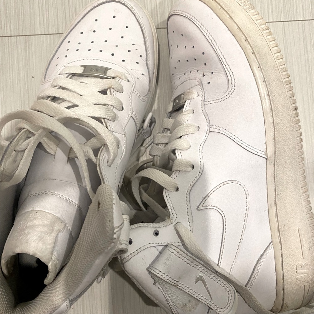 Usual wear and tear, worn few times, good condition. Nike 7 Years Big kids shoes